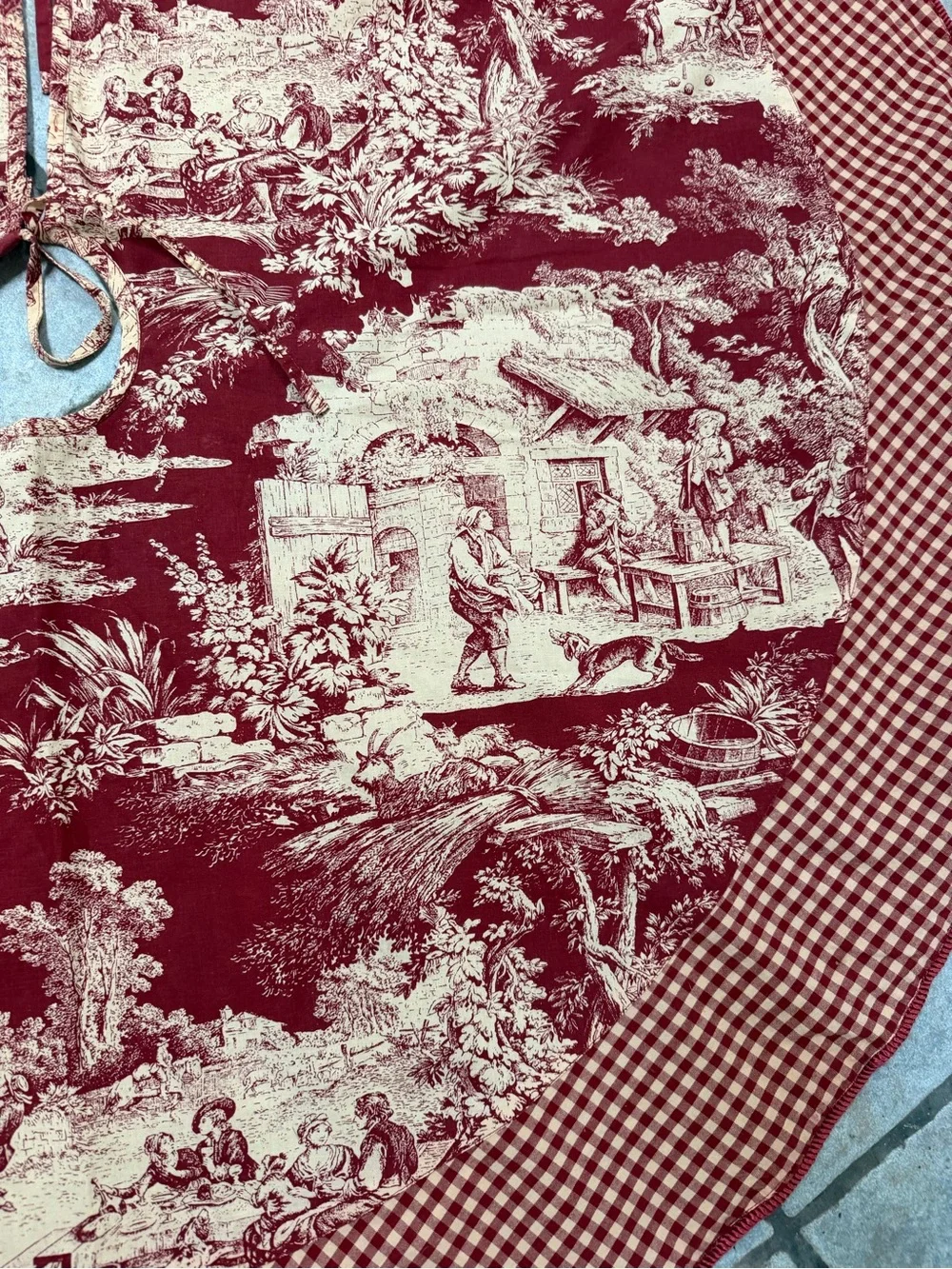 Christmas Tree Skirt Colonial Country Scene Red and Cream 50” Vintage